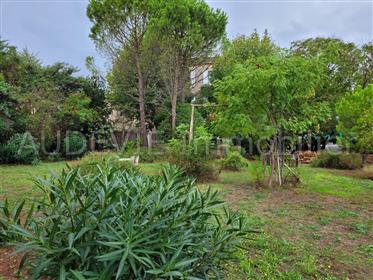 Half of a mansion with 1500m²/0.37 acres garden