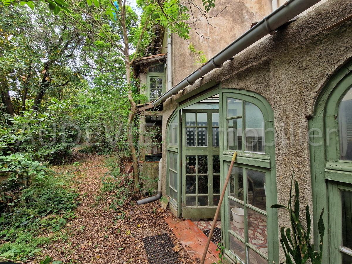 Karakterwoning met schuur en garage op 3500 m² ommuurde tuin