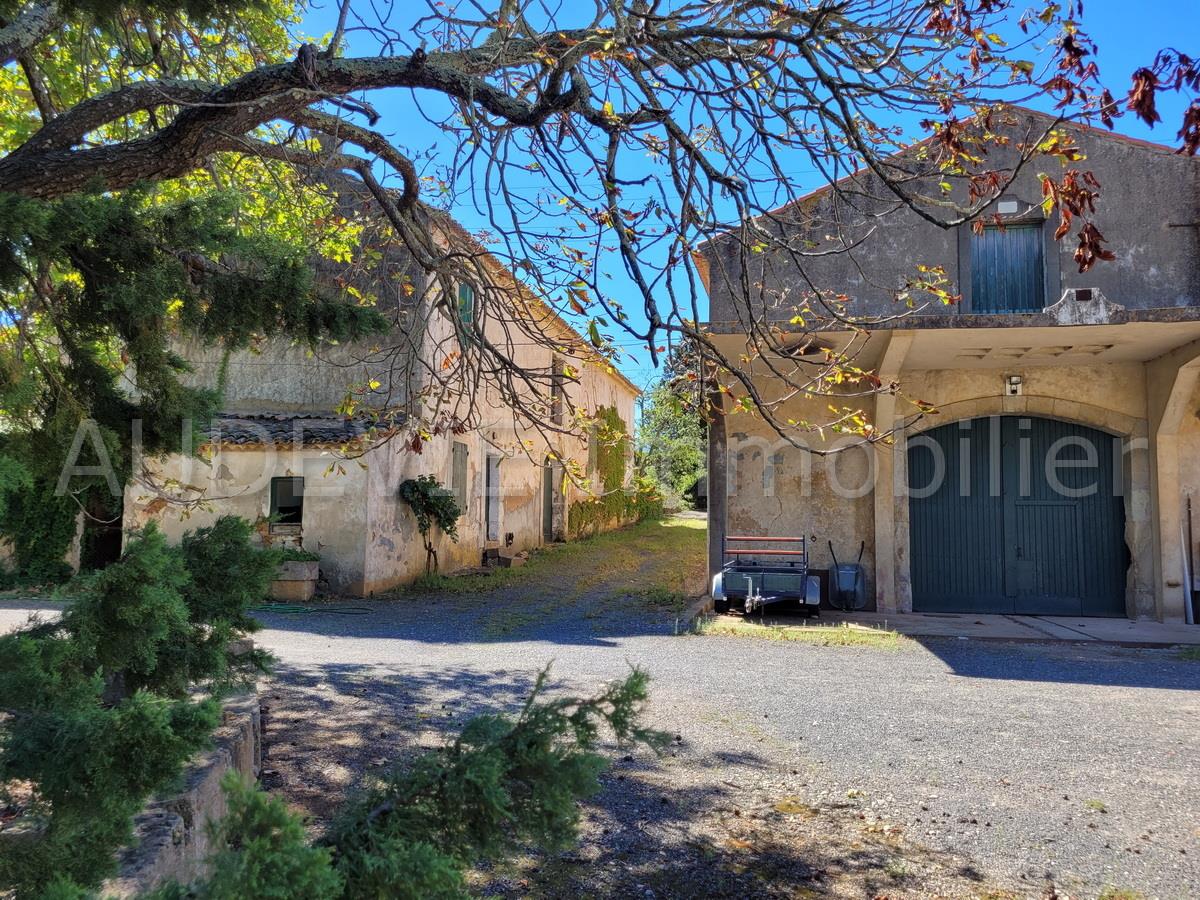 Former wine estate with outbuildings on 24 hectares