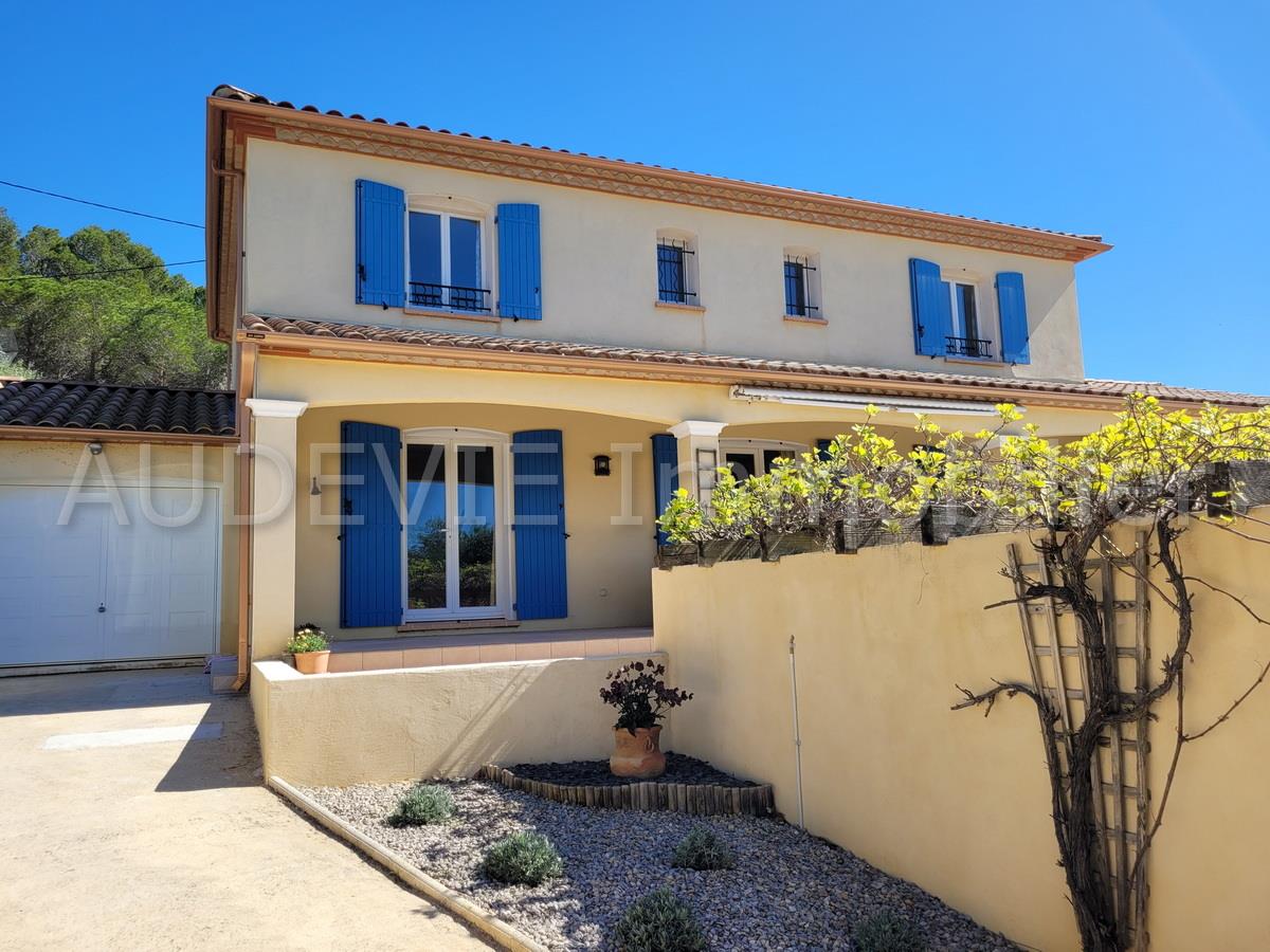 Spacious villa with pool and garage on 1260 m² plot.