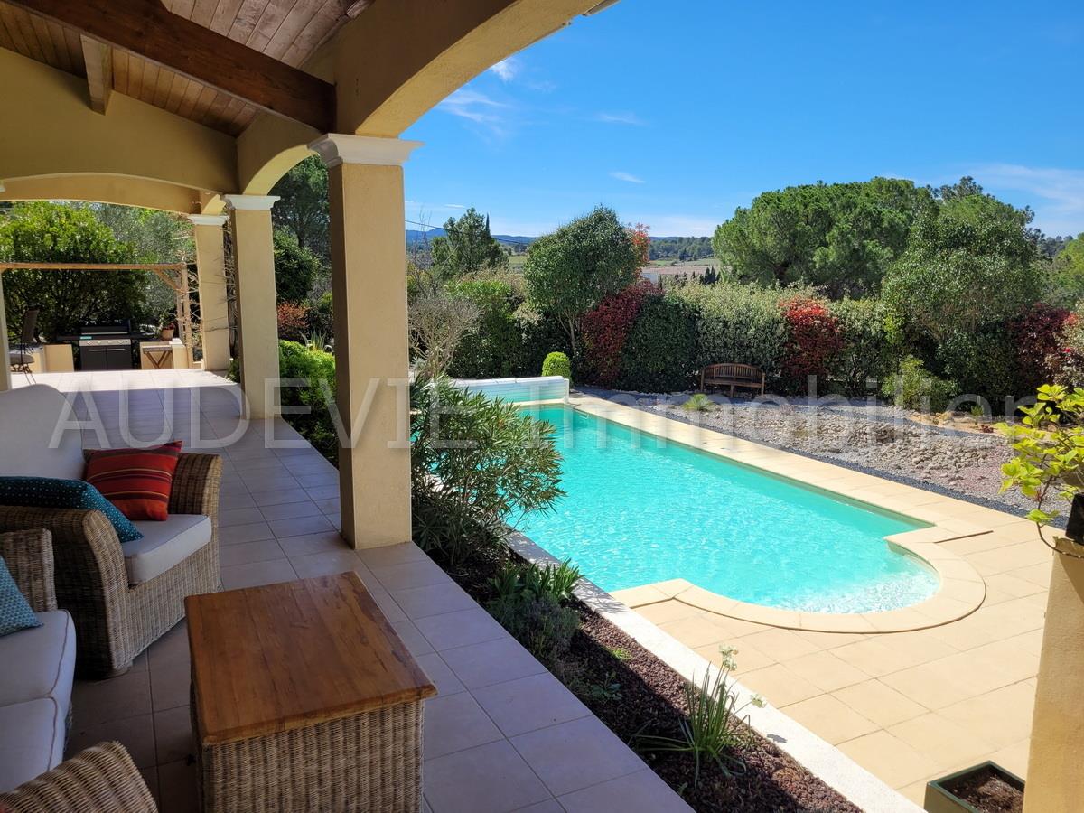 Spacious villa with pool and garage on 1260 m² plot.
