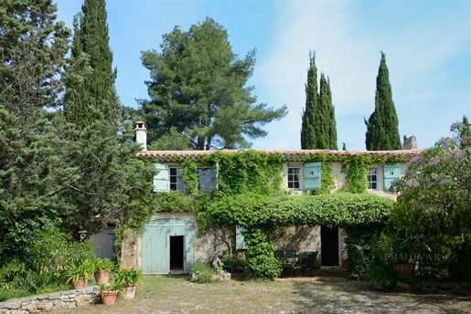 Ejendom på 2,4 hektar med provencalsk stuehus på 225 m2 og annekser