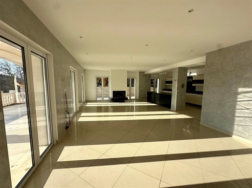 Vence - 7-Room Villa
