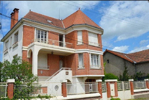 Villa of 250 m2 on three levels - with an outbuilding of 150 m2 + land of 1000 m2- near Pon