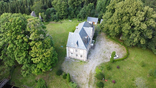 Marcenat Cantal Château 420m2 sur terrain 24950m2