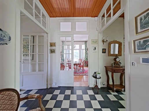 Maison avec jardin arboré et piscine