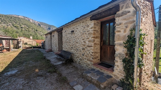 Steinhaus mit freiem Blick und großem Garten