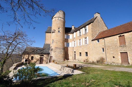 Maison de caractère avec tour médiévale, chambres d'hôtes, calme avec vue dominante, entre Conques e