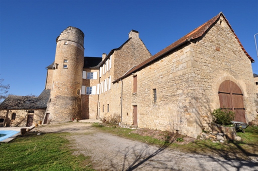 Karakteristiek huis met middeleeuwse toren, gastenkamers, rustige locatie met indrukwekkend uitzicht