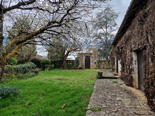 Район Соргес Каменный загородный дом с большим участком земли