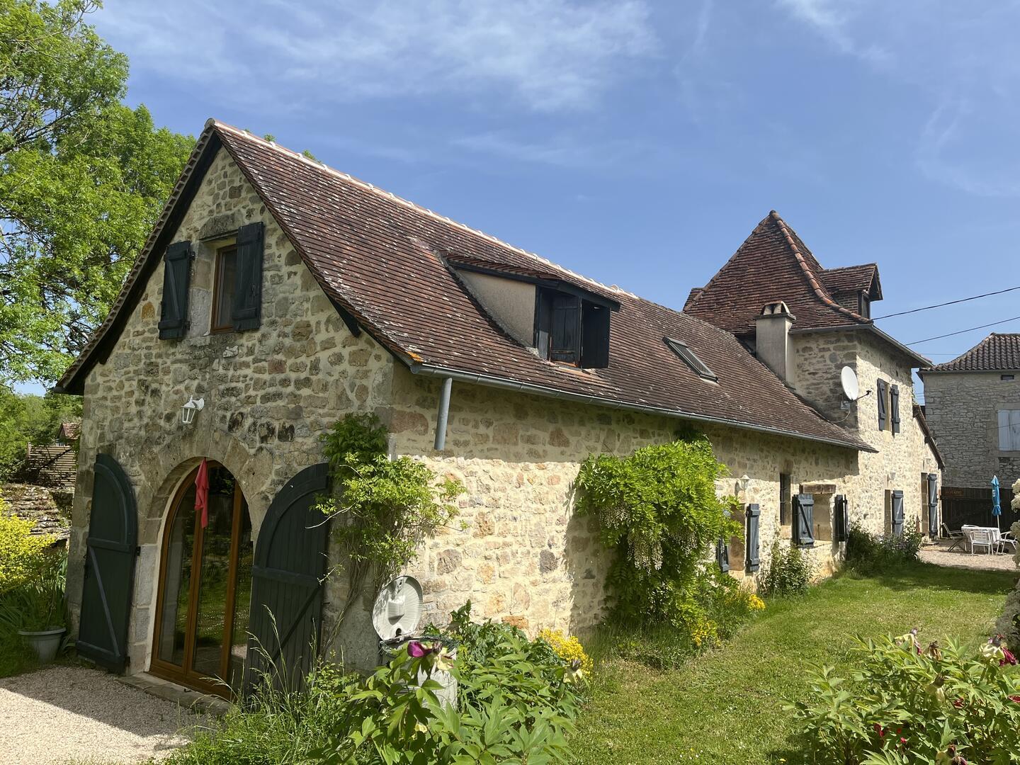 Superb stone set with land and swimming pool