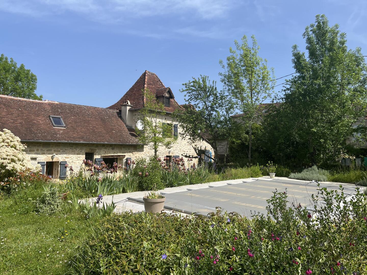 Superb stone set with land and swimming pool