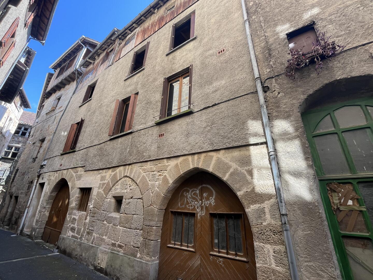 Building to be restored in the historic centre