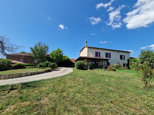 15 mn Figeac, renovated old house, 5 bedrooms, outbuildings and panoramic view