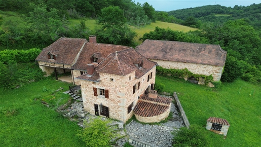 Near Figeac authentic stone ensemble, house, barn on 3 ha of land