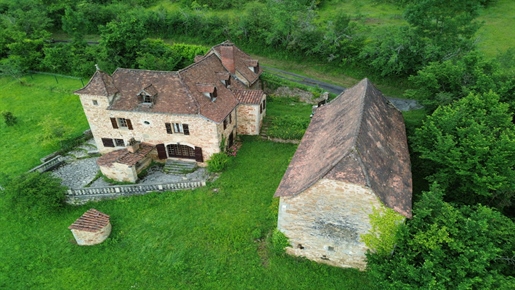 Proche Figeac authentique ensemble en pierre, maison, grange sur terrain de 9560 m²