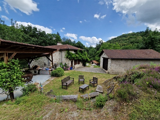 Character house with barn and swimming pool near Maurs