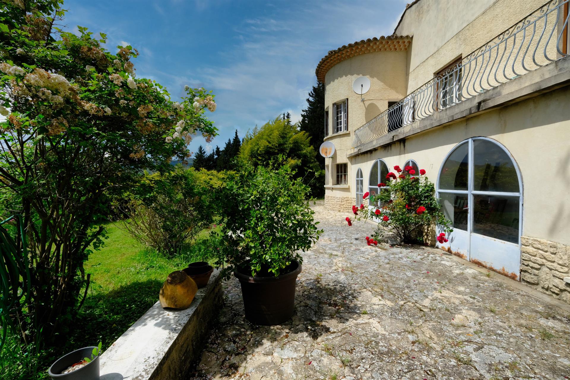 House with 4 bedroom terrace for sale in Lourmarin (84)