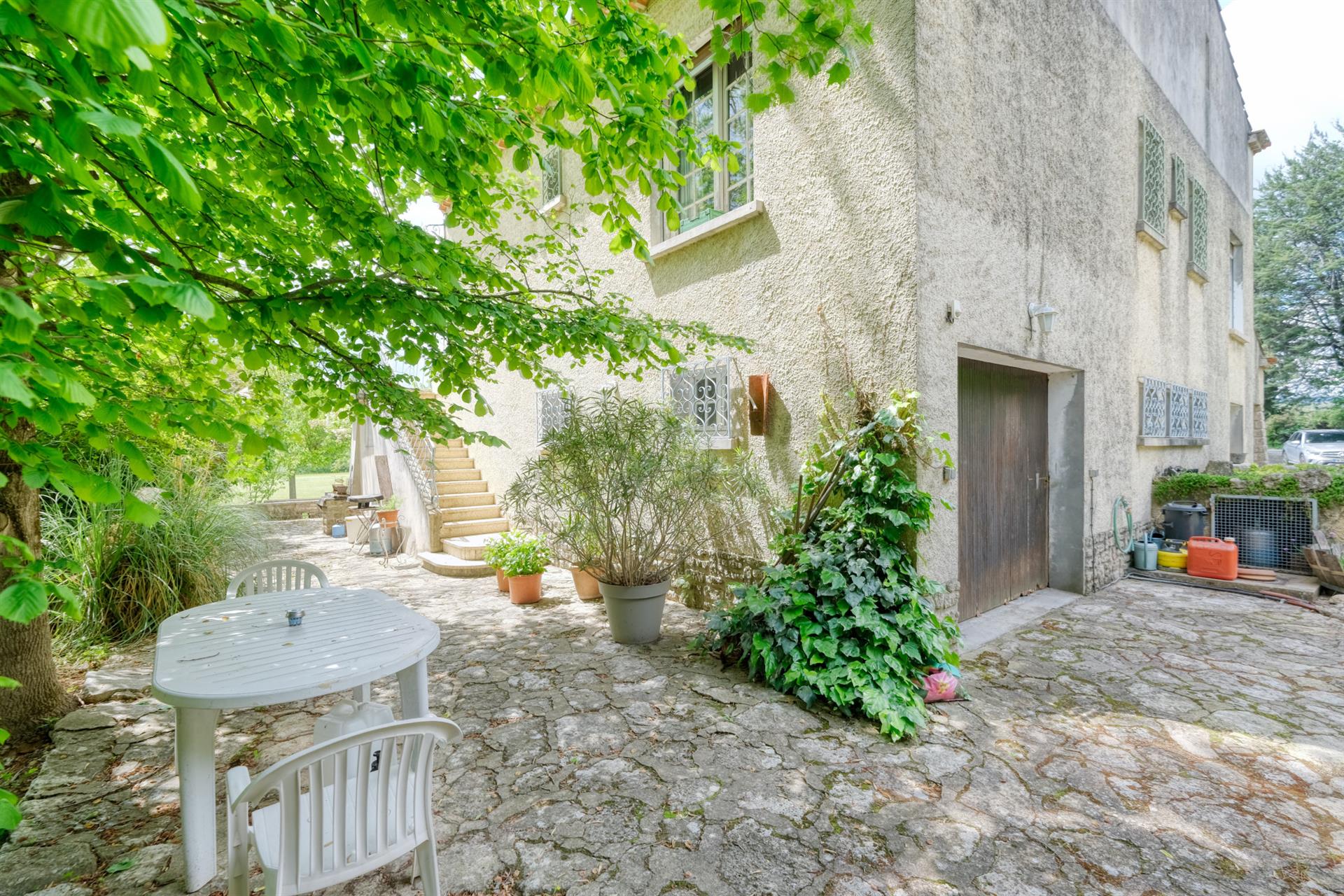 House with 4 bedroom terrace for sale in Lourmarin (84)