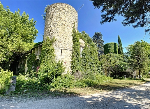 Luberon, in the golden triangle, exceptional potential in Bonnieux