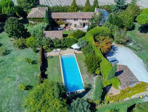 L'isle sur la Sorgue, 10 minutes away, XVIIIth century property in the countryside, quiet.