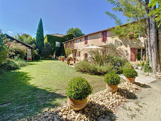 Pernes les Fontaines, 18th century property in the countryside, in a peaceful setting.