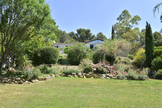 Close to Lourmarin, Luberon, house with swimming pool and panoramic view.