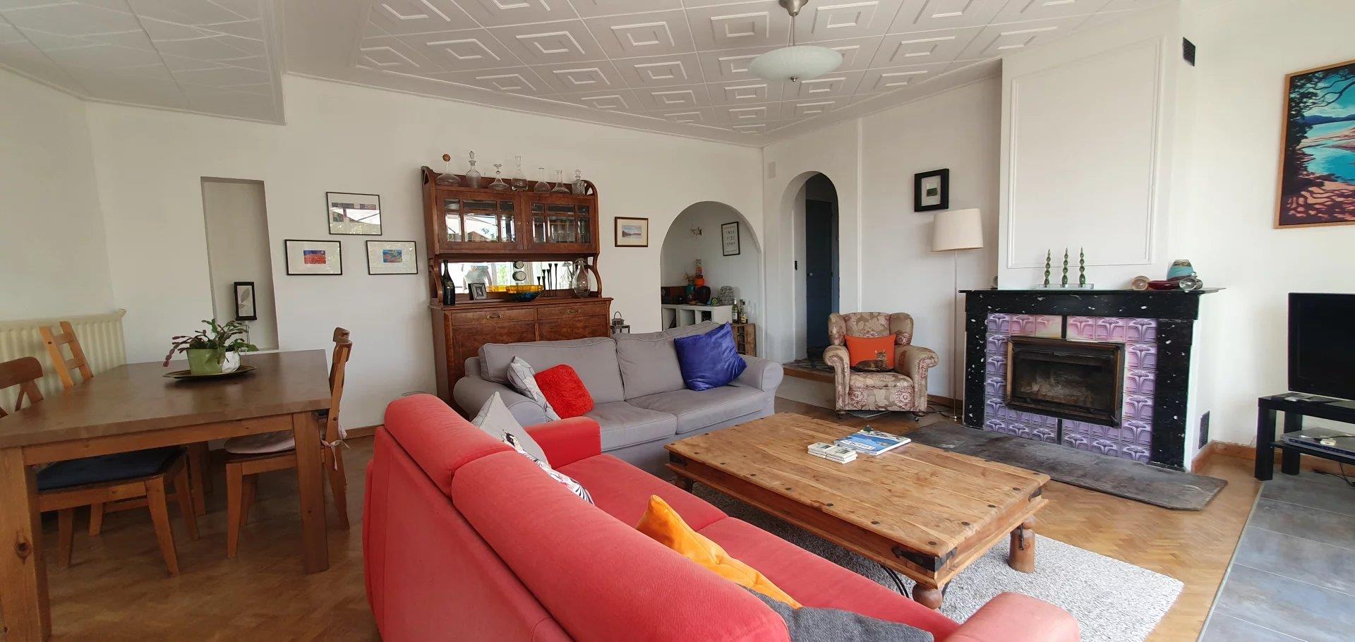 Large family home or B&B with garden, pool and apartment