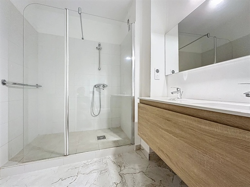Newly renovated T4 in the heart of downtown!