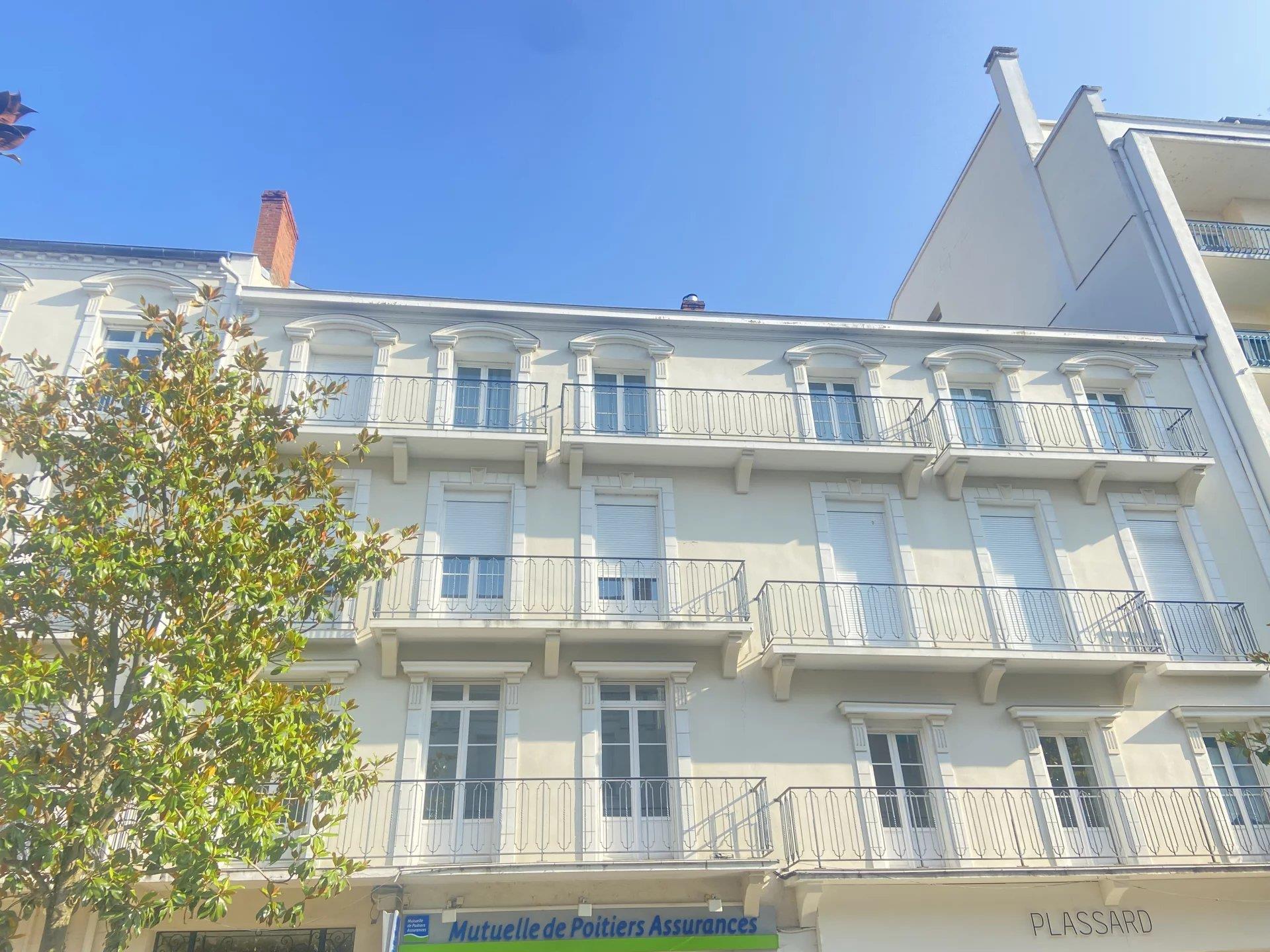 03200 Vichy - Appartement- 4 Pièces Avec 2 Balcons -Terrasse -Box Et Cave -Coeur De Ville