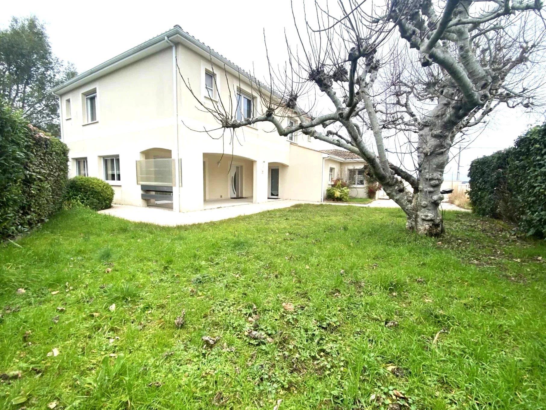 Exceptional 240 m² Property – Covered Pool & 5 Master Suites