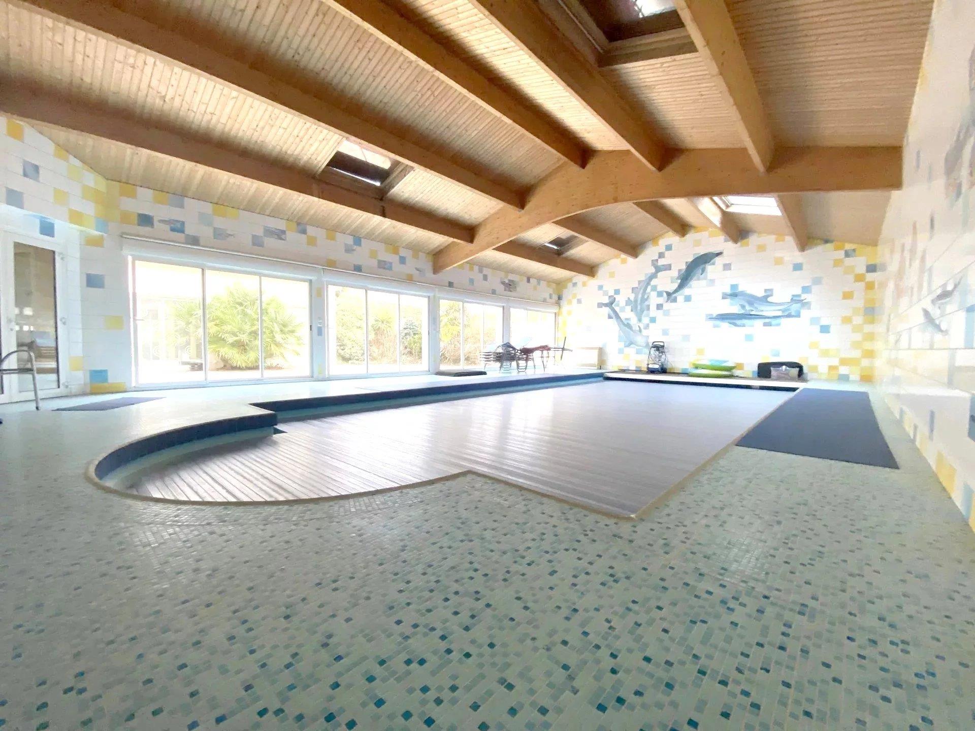 Exceptional 240 m² Property – Covered Pool & 5 Master Suites