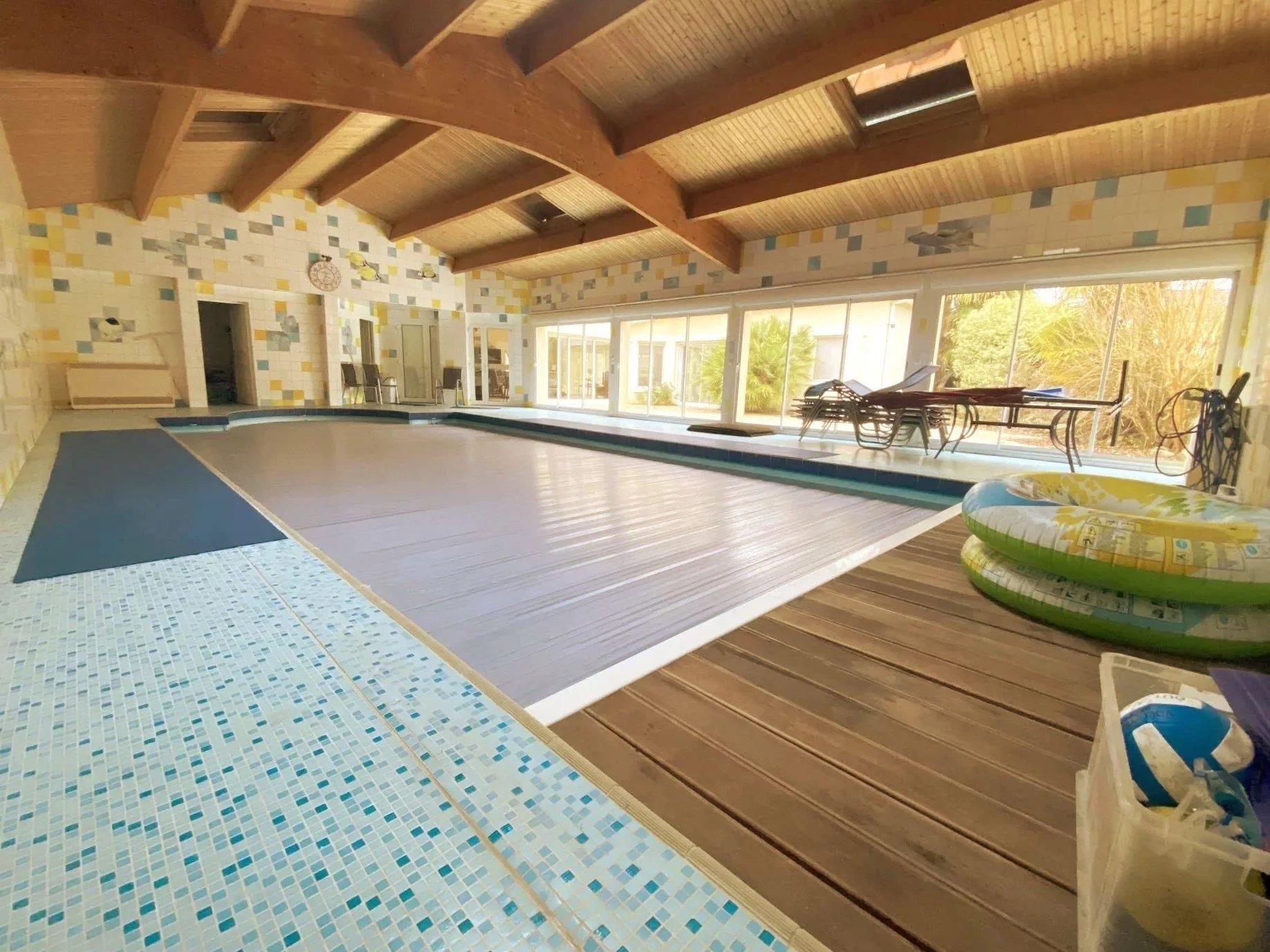 Exceptional 240 m² Property – Covered Pool & 5 Master Suites