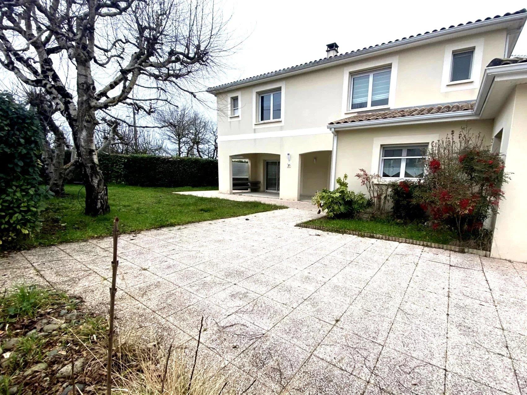 Exceptional 240 m² Property – Covered Pool & 5 Master Suites