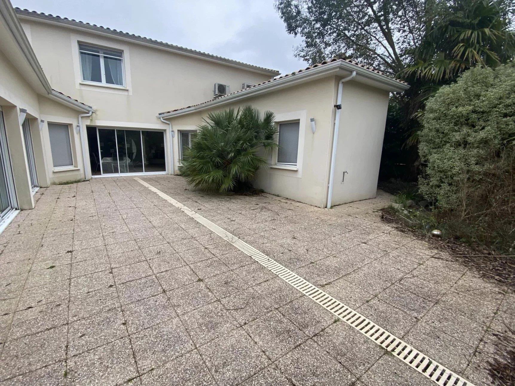Exceptional 240 m² Property – Covered Pool & 5 Master Suites