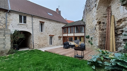 Élégance et Histoire : Superbe Demeure Rénovée avec Vue sur le Château