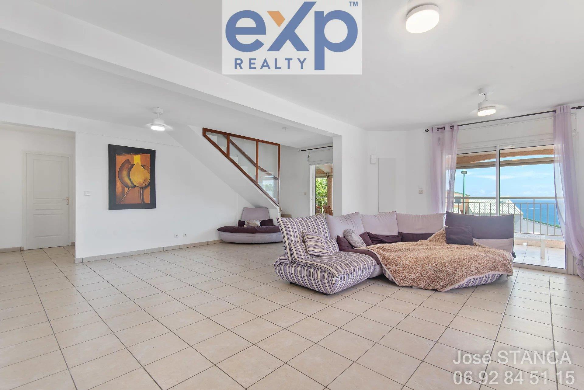 Architect-designed villa with sea view in Mont Roquefeuil, Saint-Gilles les Bains