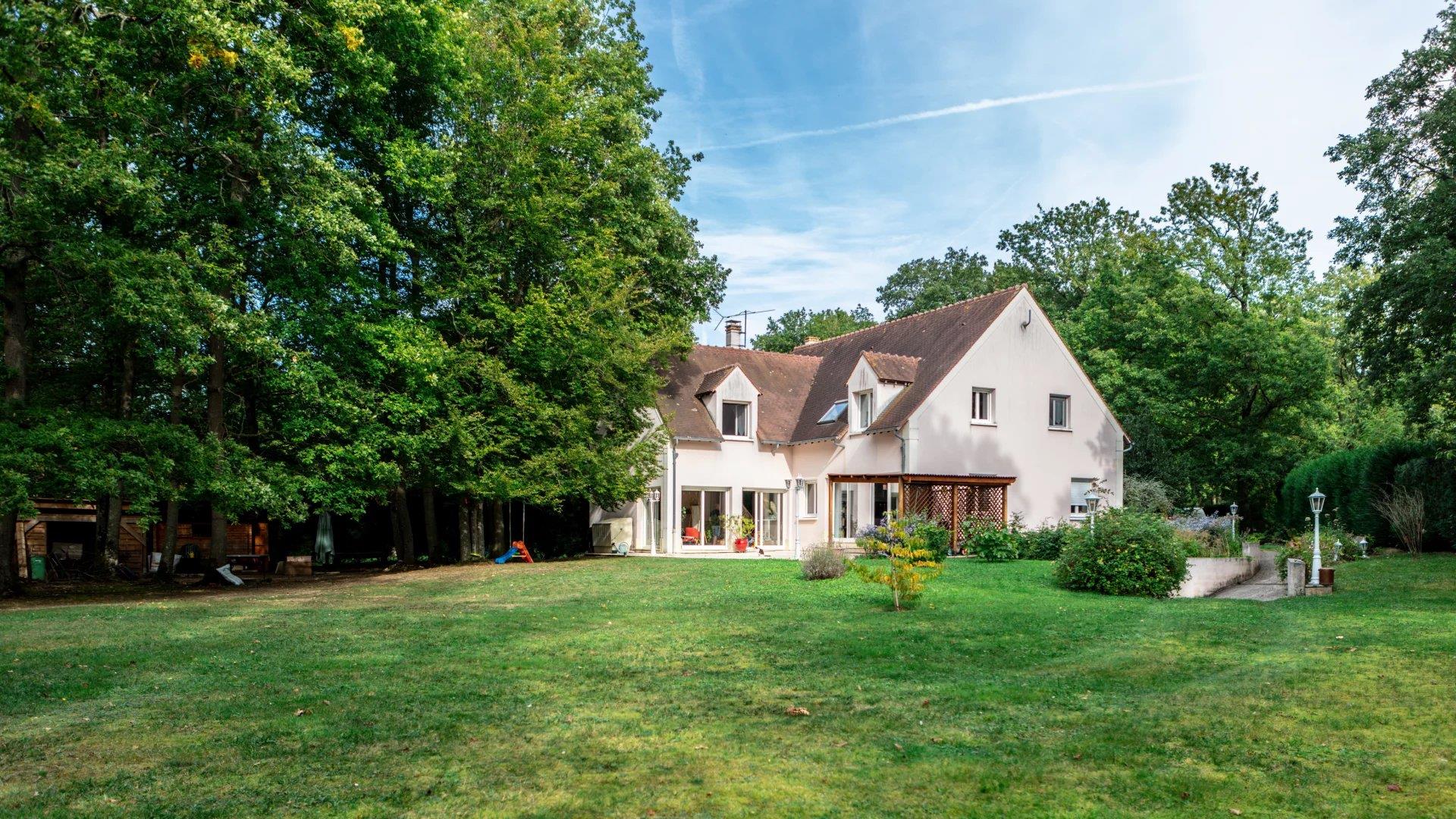 Exceptonal property. 10 rooms including 6 bedrooms, 300 m²