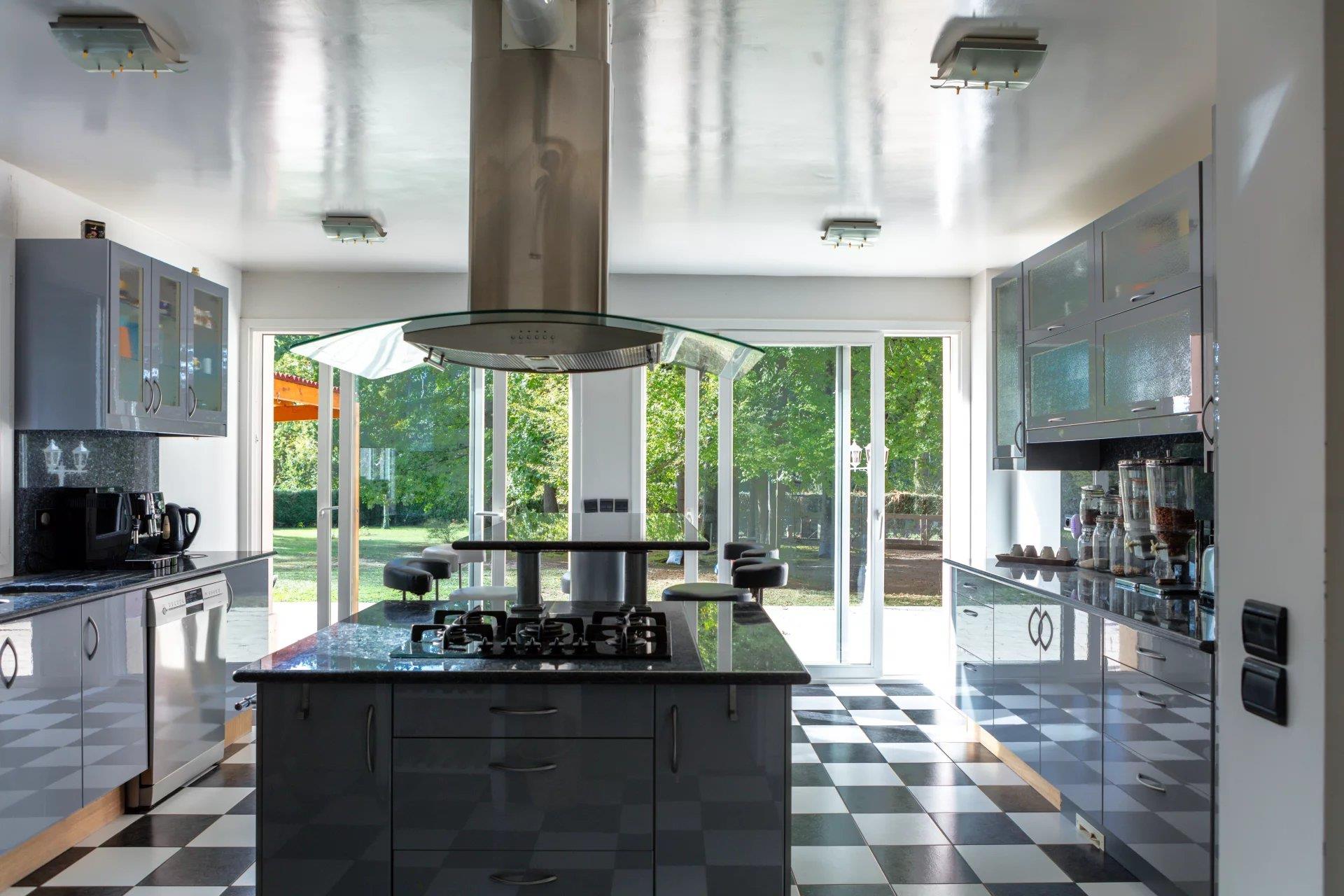 Exceptonal property. 10 rooms including 6 bedrooms, 300 m²