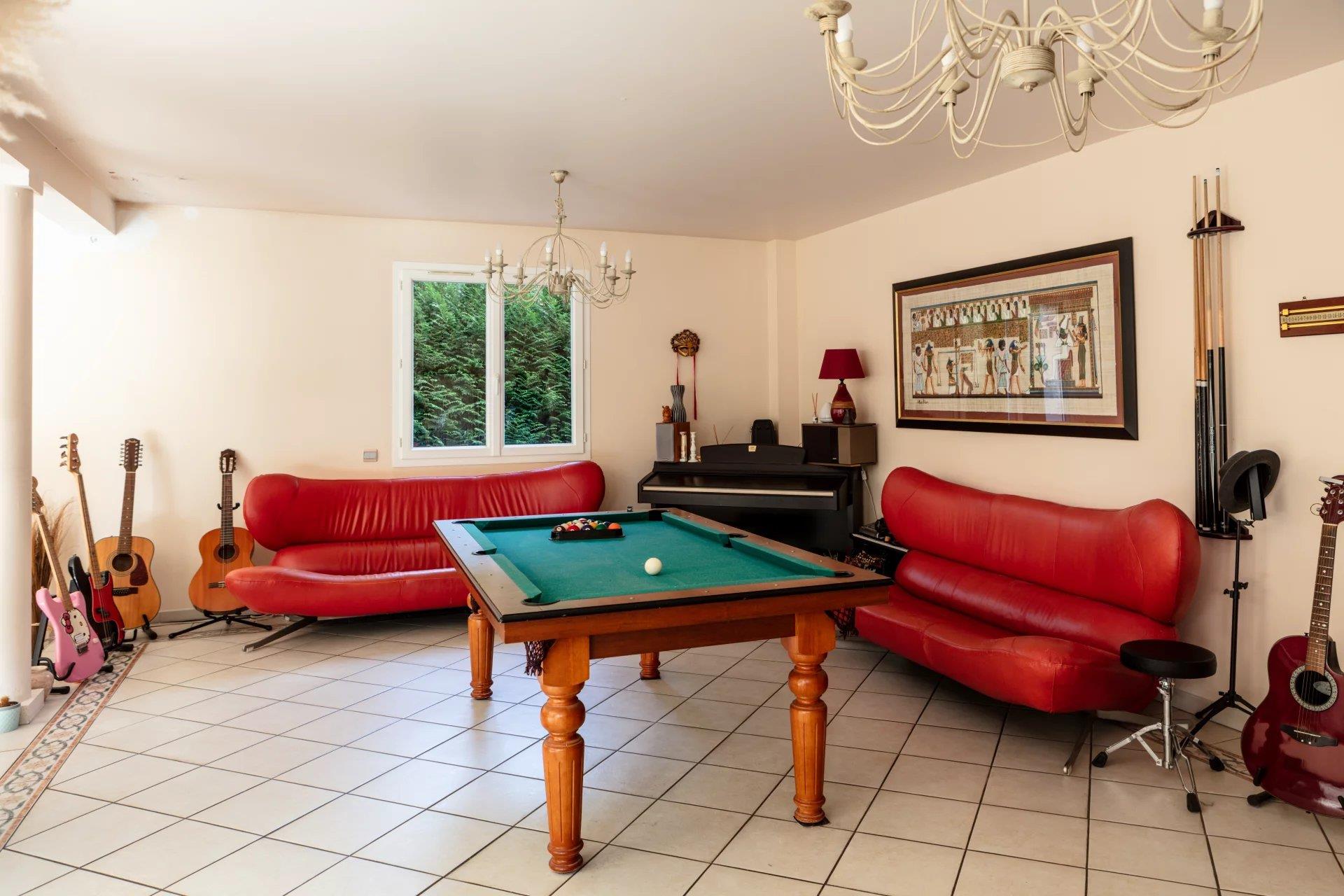 Exceptonal property. 10 rooms including 6 bedrooms, 300 m²