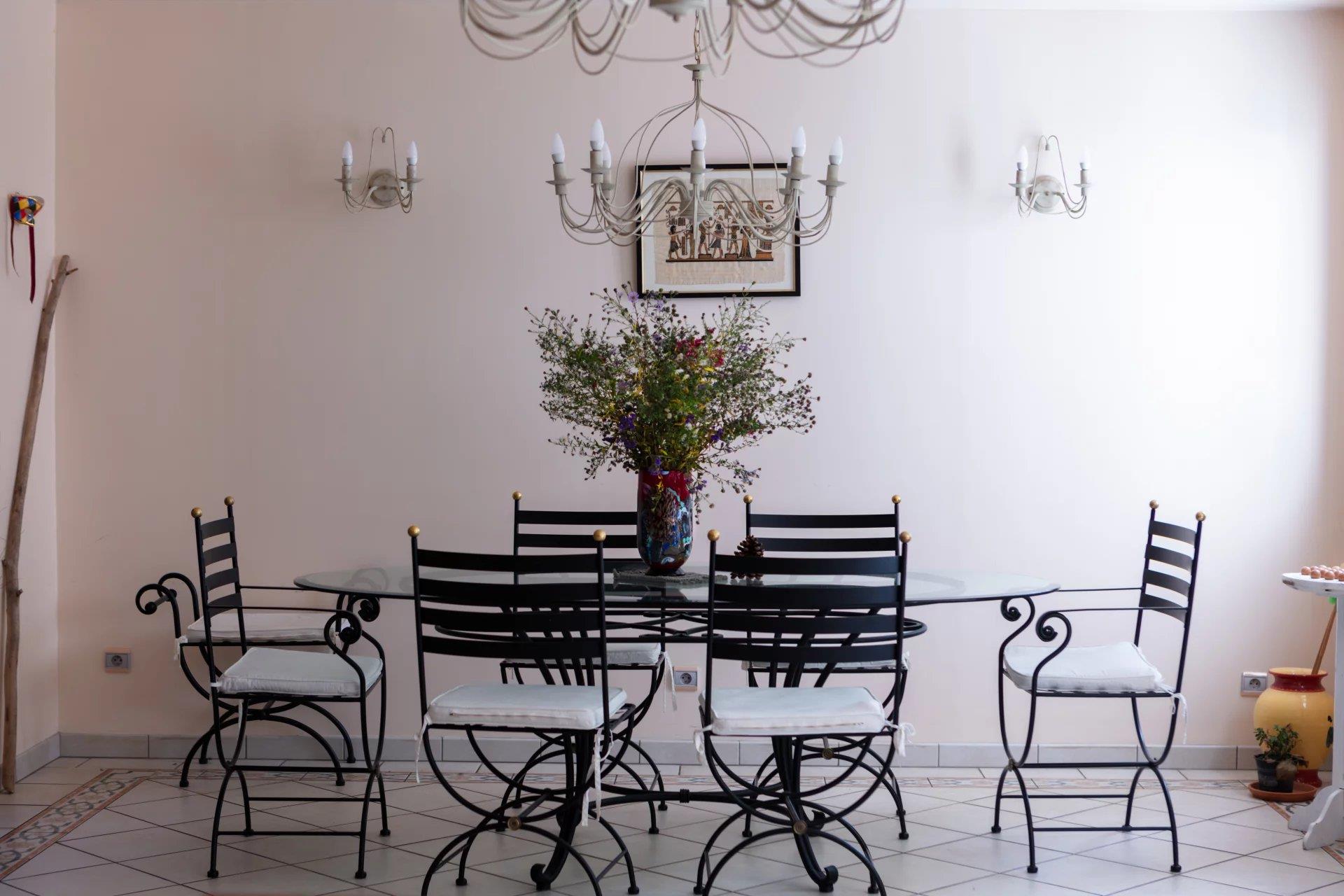 Exceptonal property. 10 rooms including 6 bedrooms, 300 m²