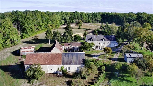 Urokliwy kamienny majątek