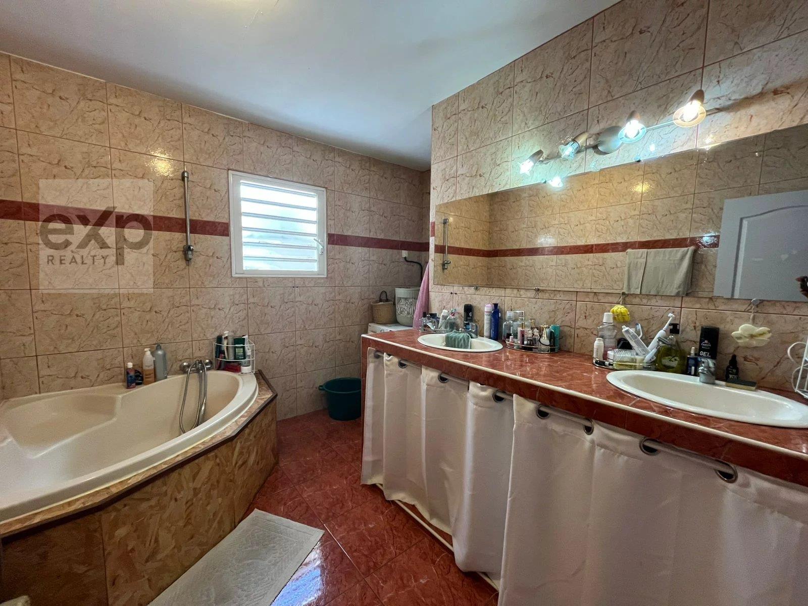 4/5-Bedroom House with Pool – Downtown Le Tampon