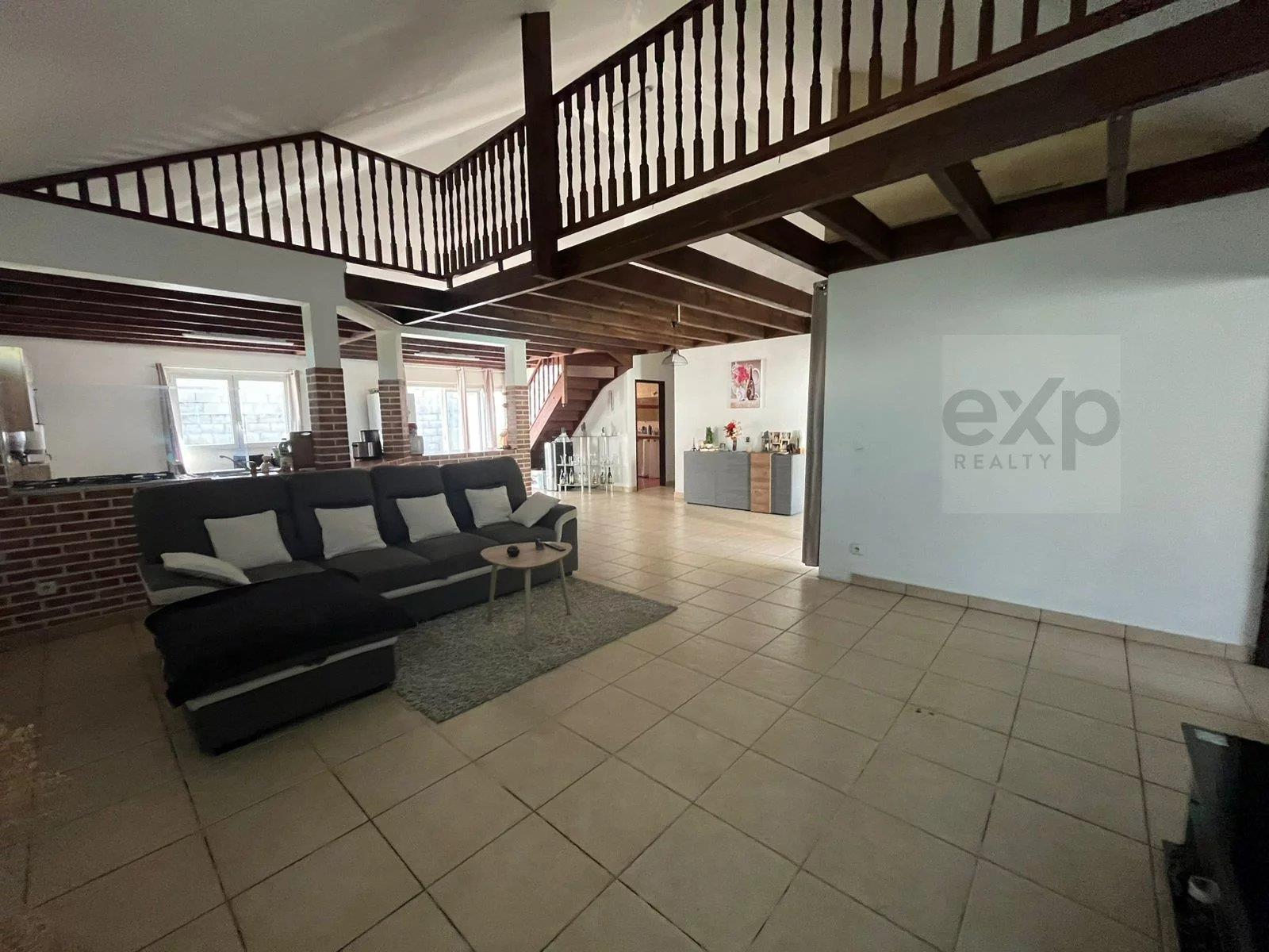 4/5-Bedroom House with Pool – Downtown Le Tampon