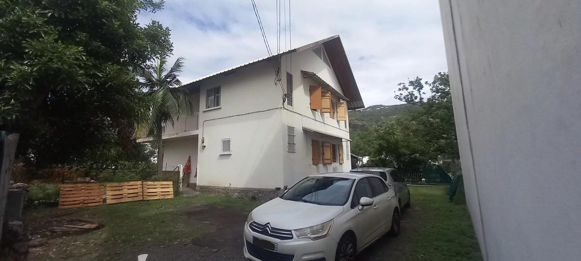 For Sale – House divided into two T3 duplex apartments with courtyards and parking in Saint-Denis