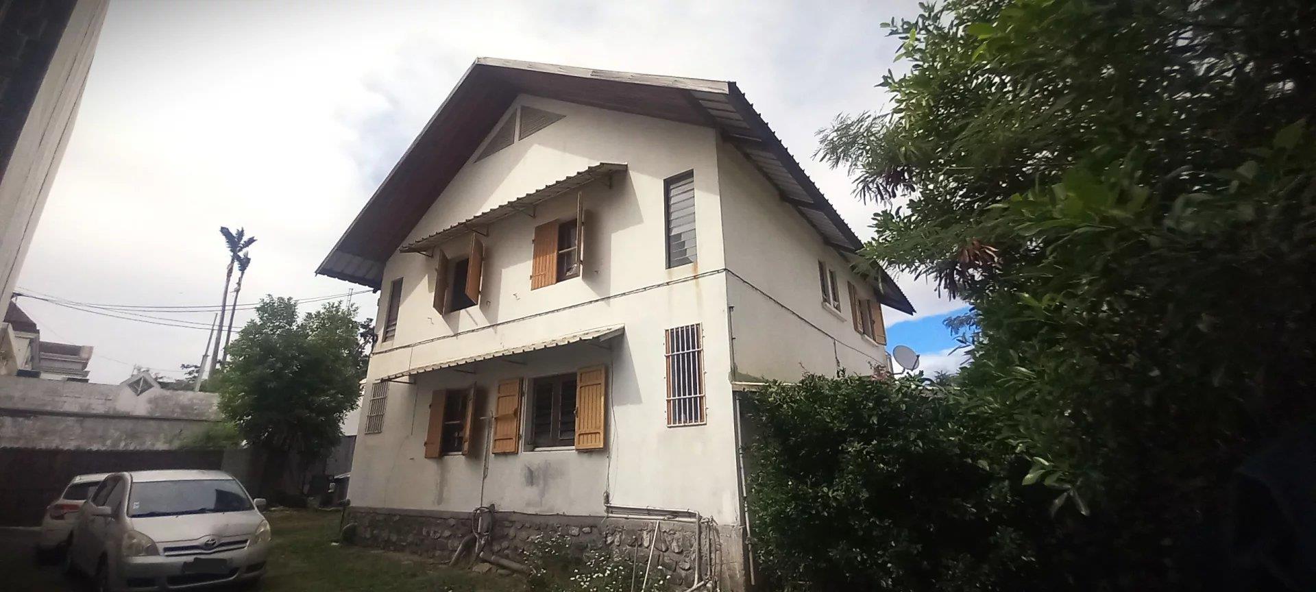 For Sale – House divided into two T3 duplex apartments with courtyards and parking in Saint-Denis