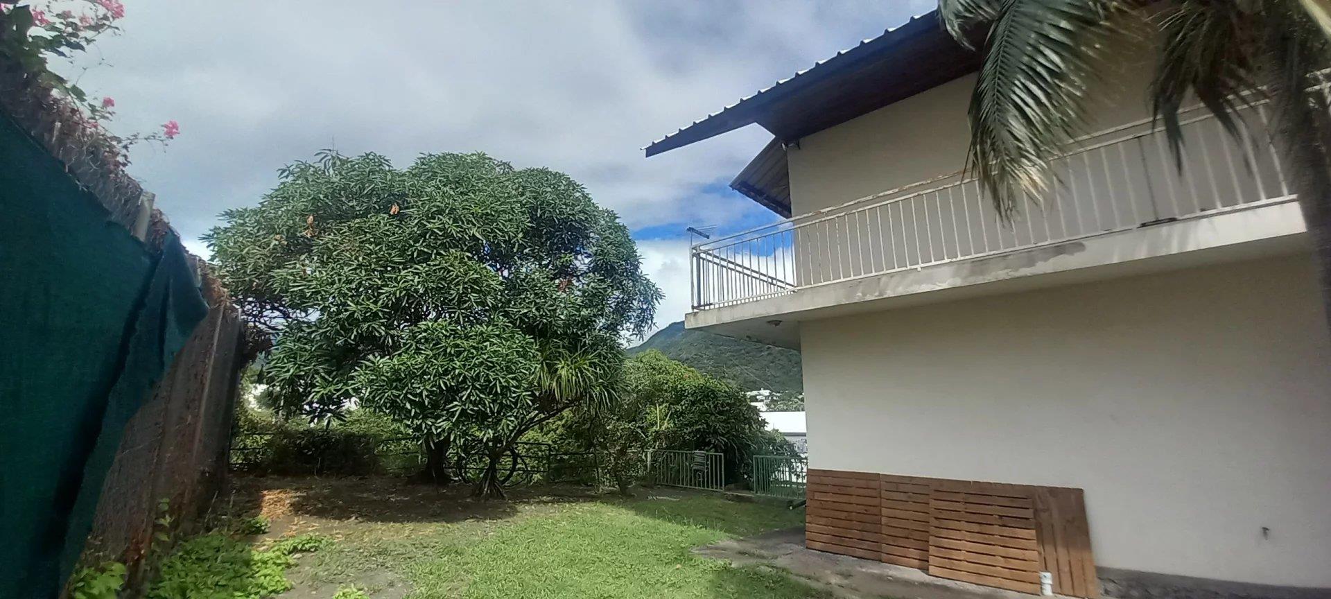 For Sale – House divided into two T3 duplex apartments with courtyards and parking in Saint-Denis