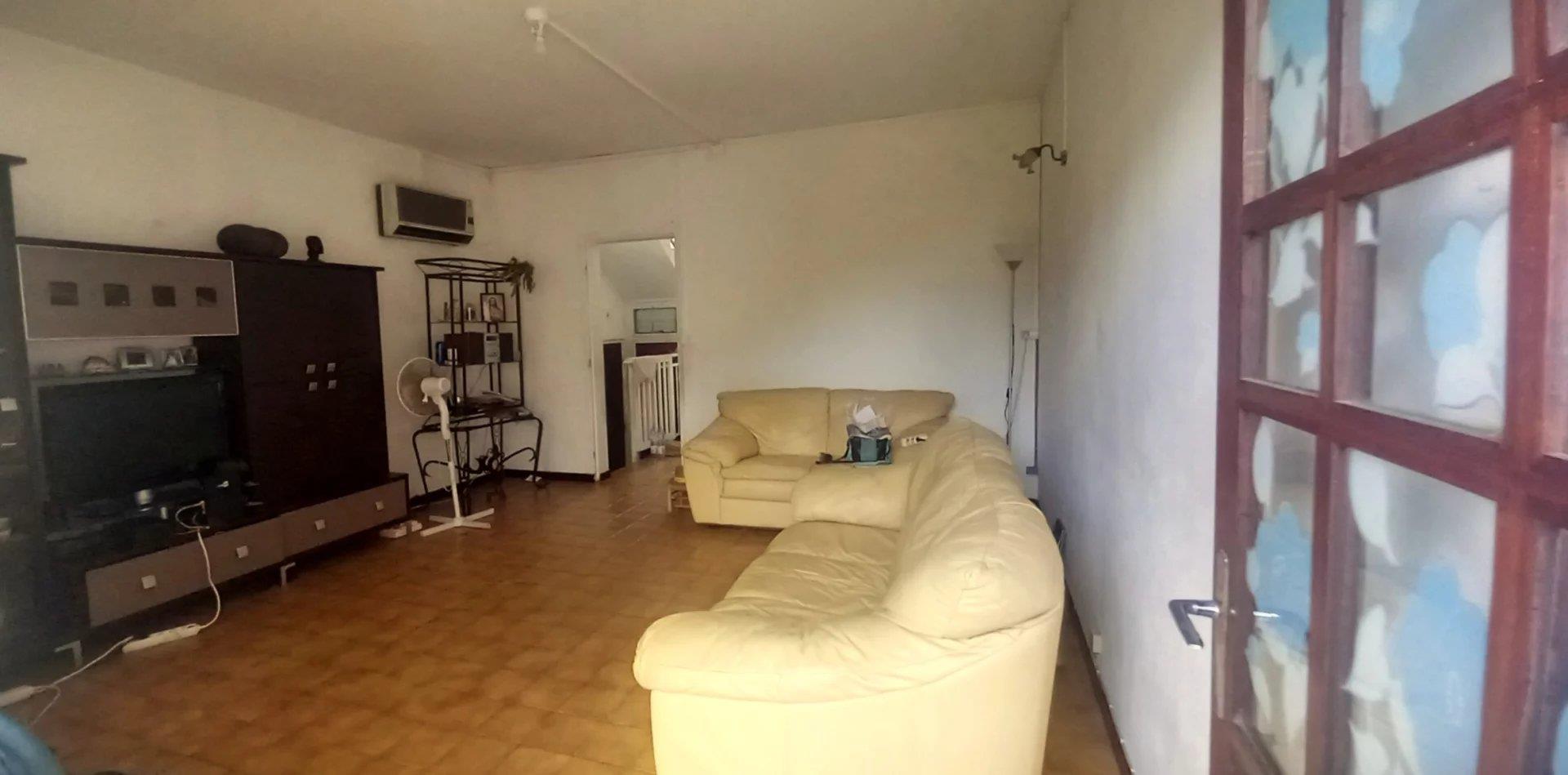 For Sale – House divided into two T3 duplex apartments with courtyards and parking in Saint-Denis