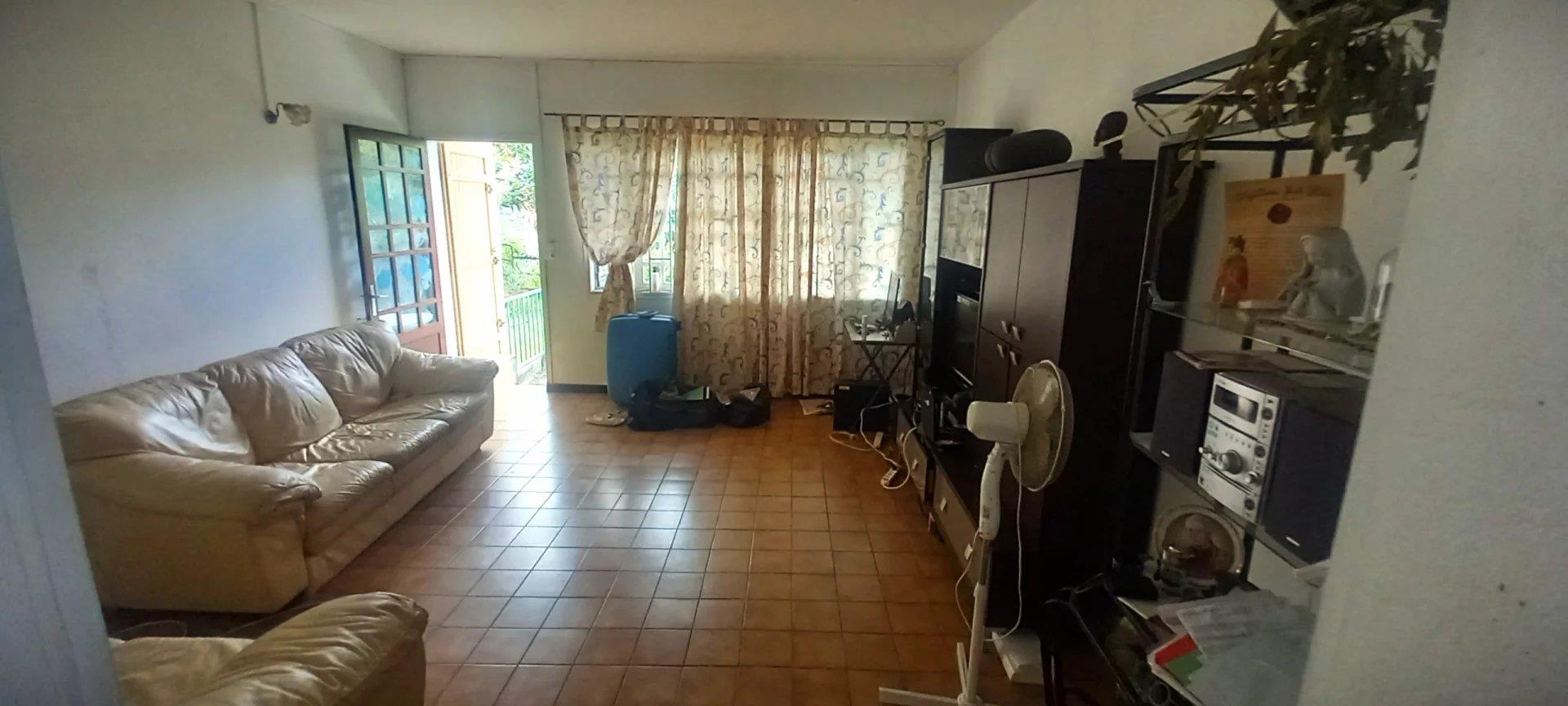 For Sale – House divided into two T3 duplex apartments with courtyards and parking in Saint-Denis