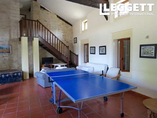 Maison charentaise indépendante avec 6 chambres, 5 salles de bains et une grande piscine. Grand jard